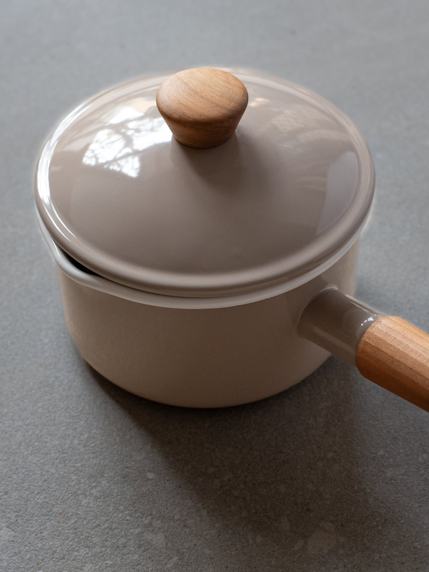 Couleur Enamel Saucepan with Lid 14cm Beige