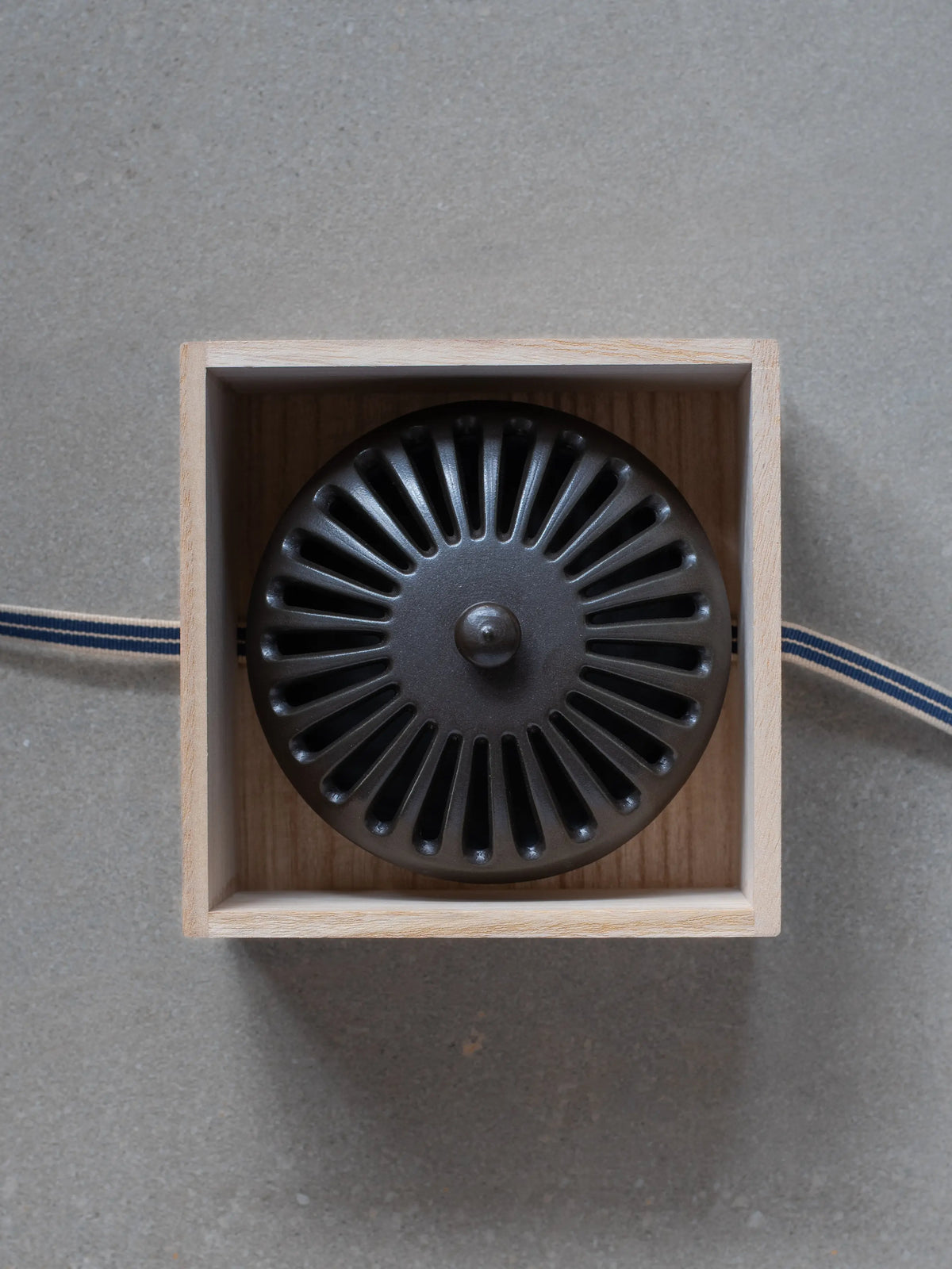 Porcelain incense burner, view 2