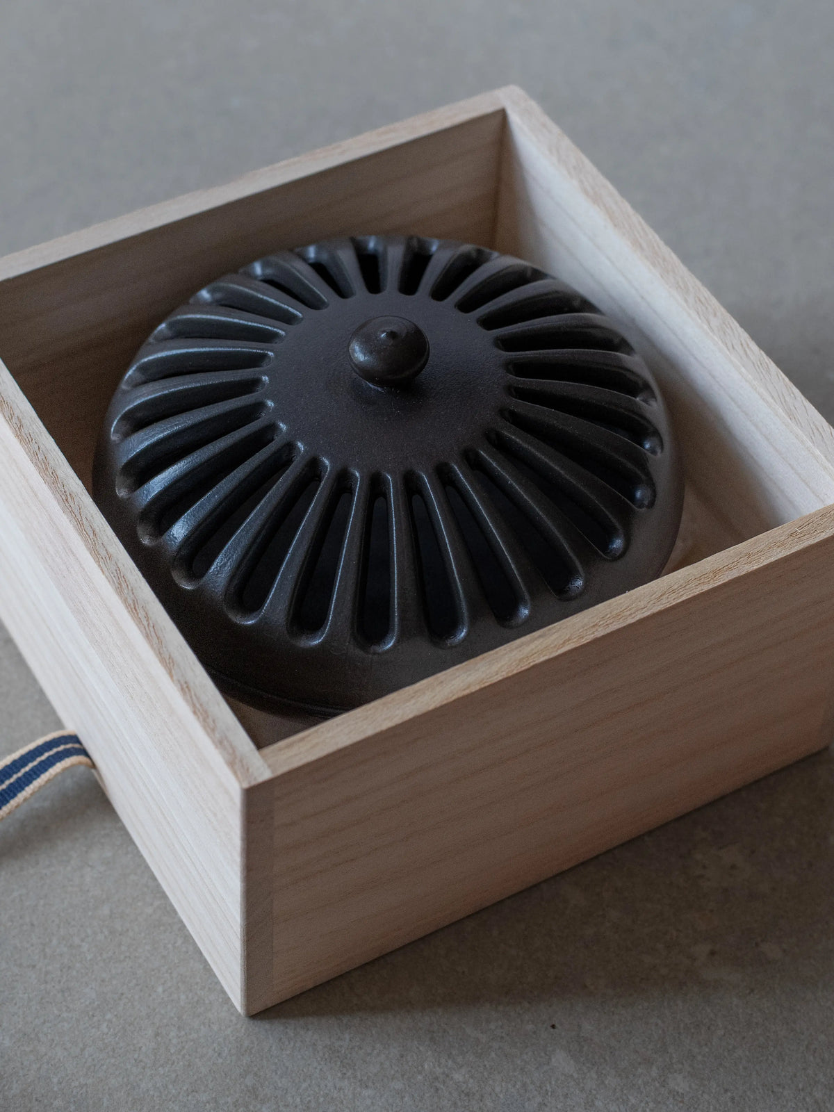 Porcelain incense burner, view 6