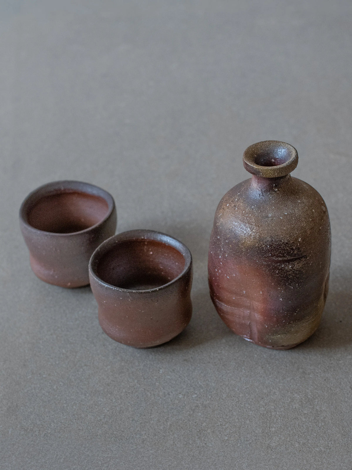 Yasushi Nakai Bizen sake set, view 3