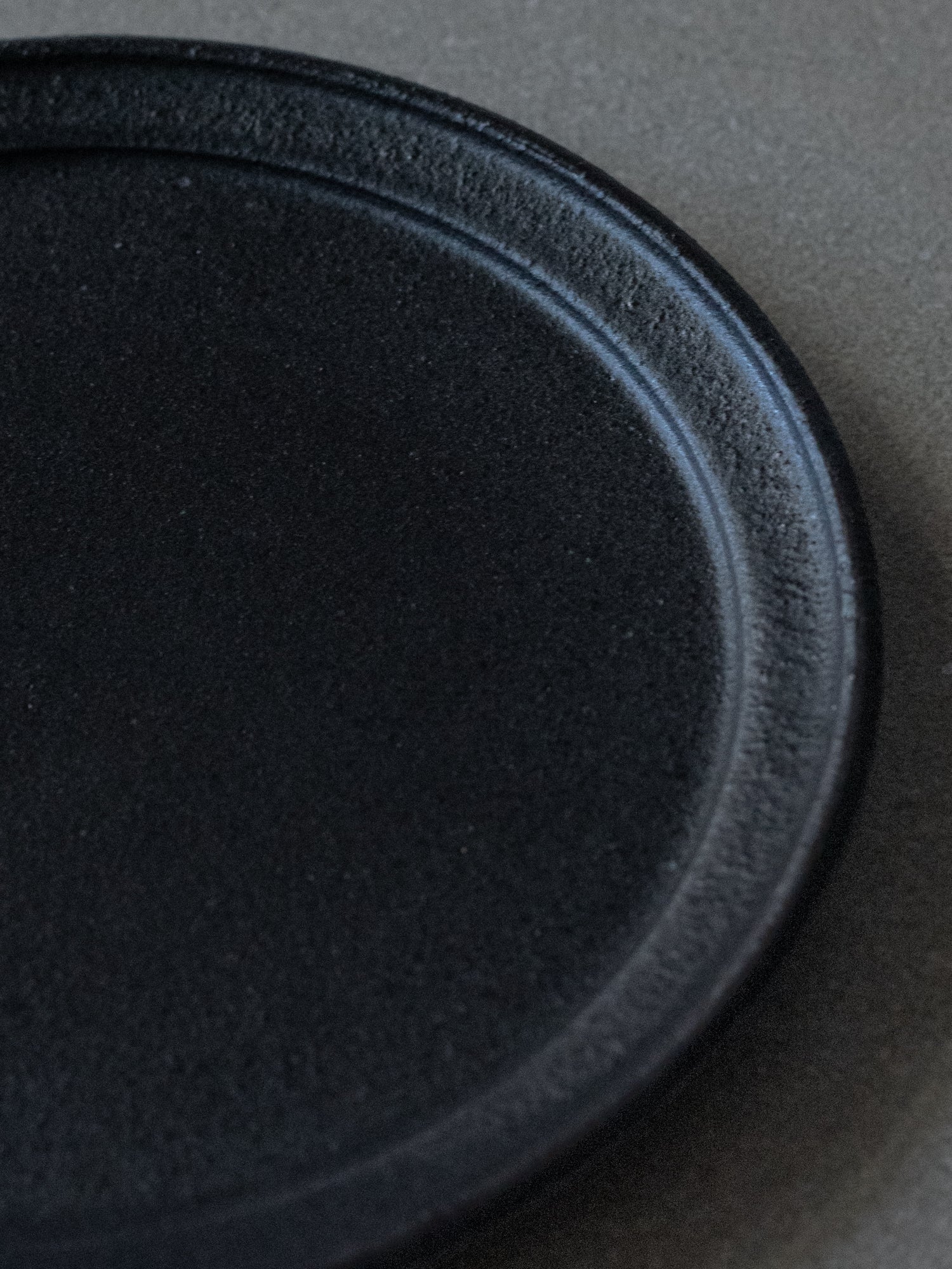 Black Le Temps Plate - Medium