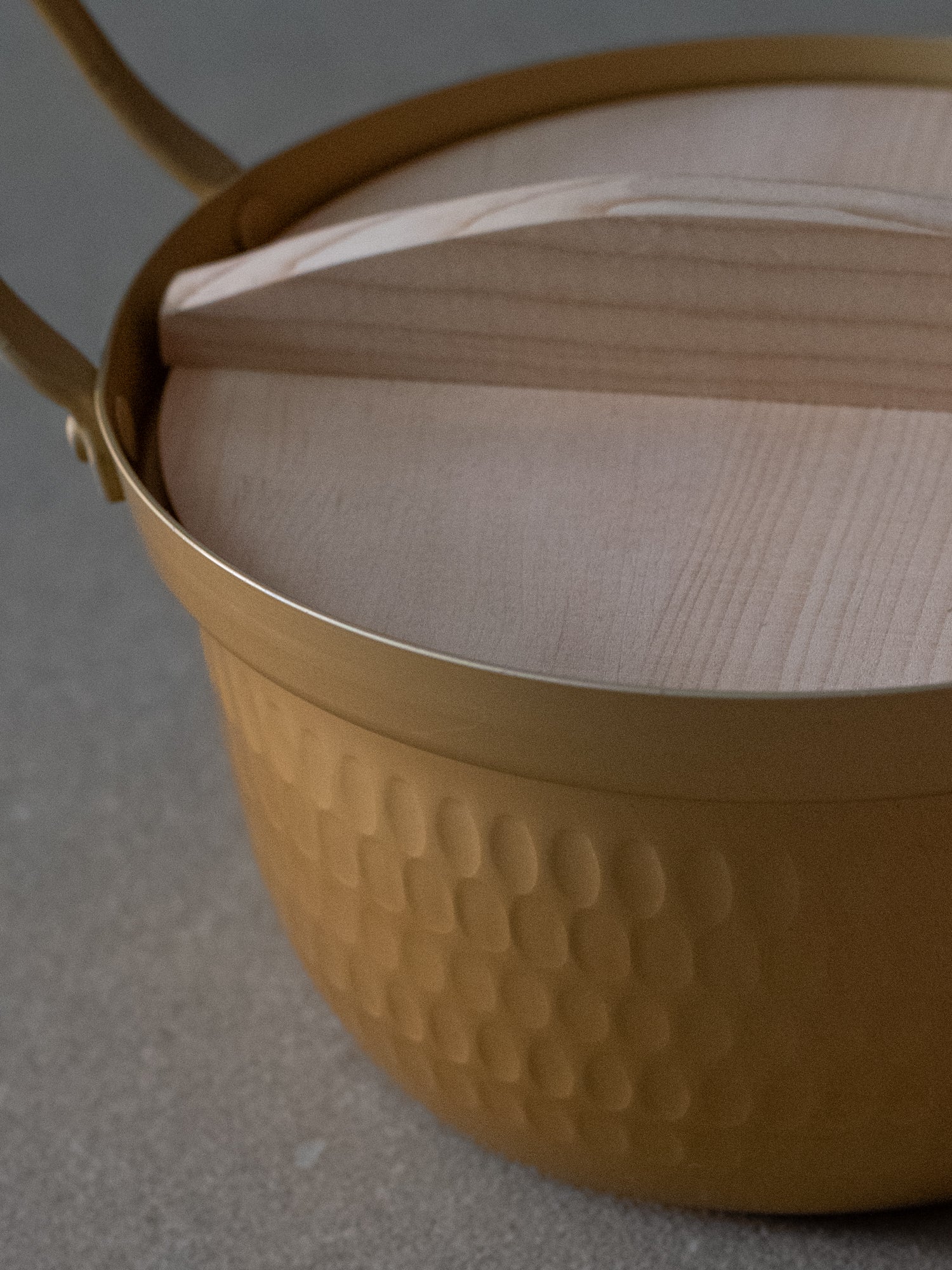 Aluminium Pot with Wooden Lid