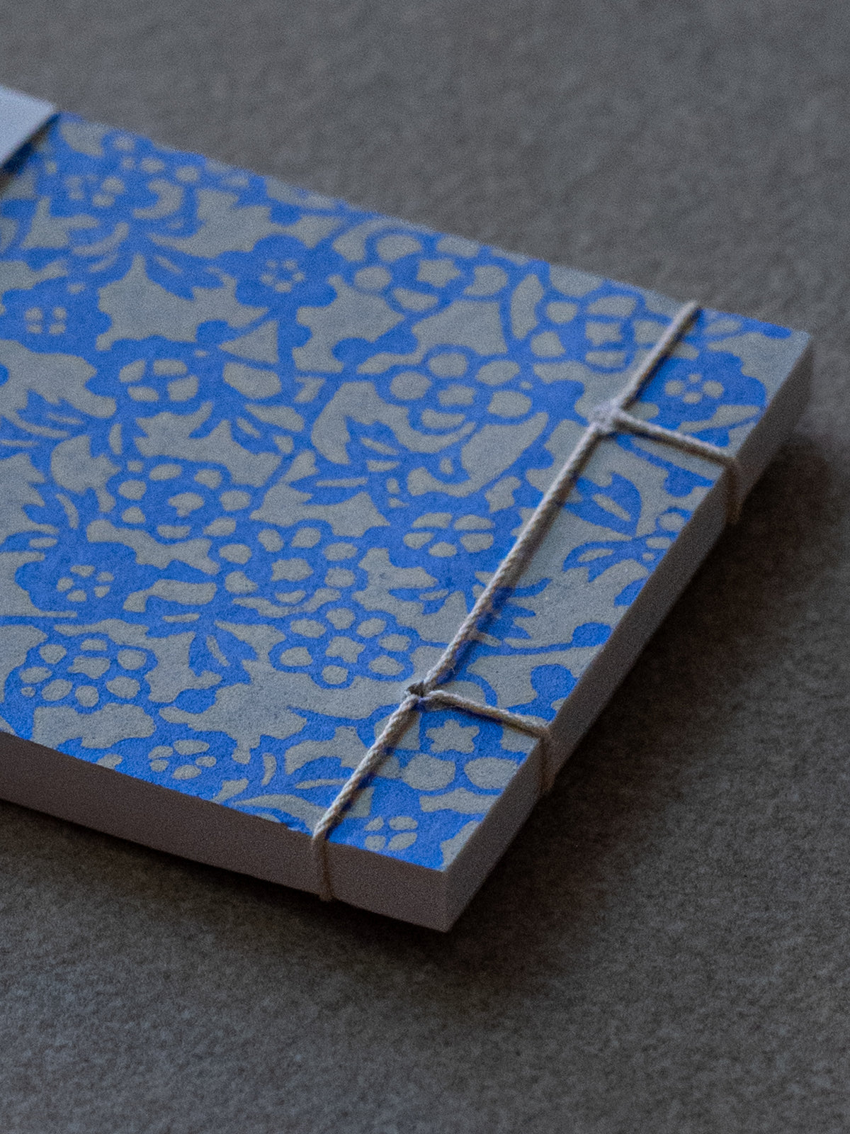 Yuzen memo pad blue floral, view 2